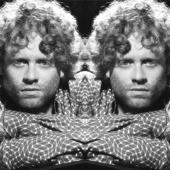 Singer-songwriter Benny Sings.