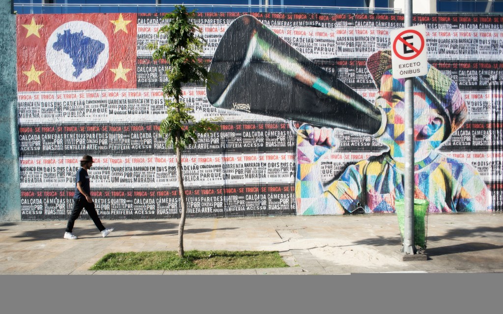 Eduardo Kobra in front of a new mural in the Pinheiros neighborhood in São Paulo. Photo submitted by the artist. 