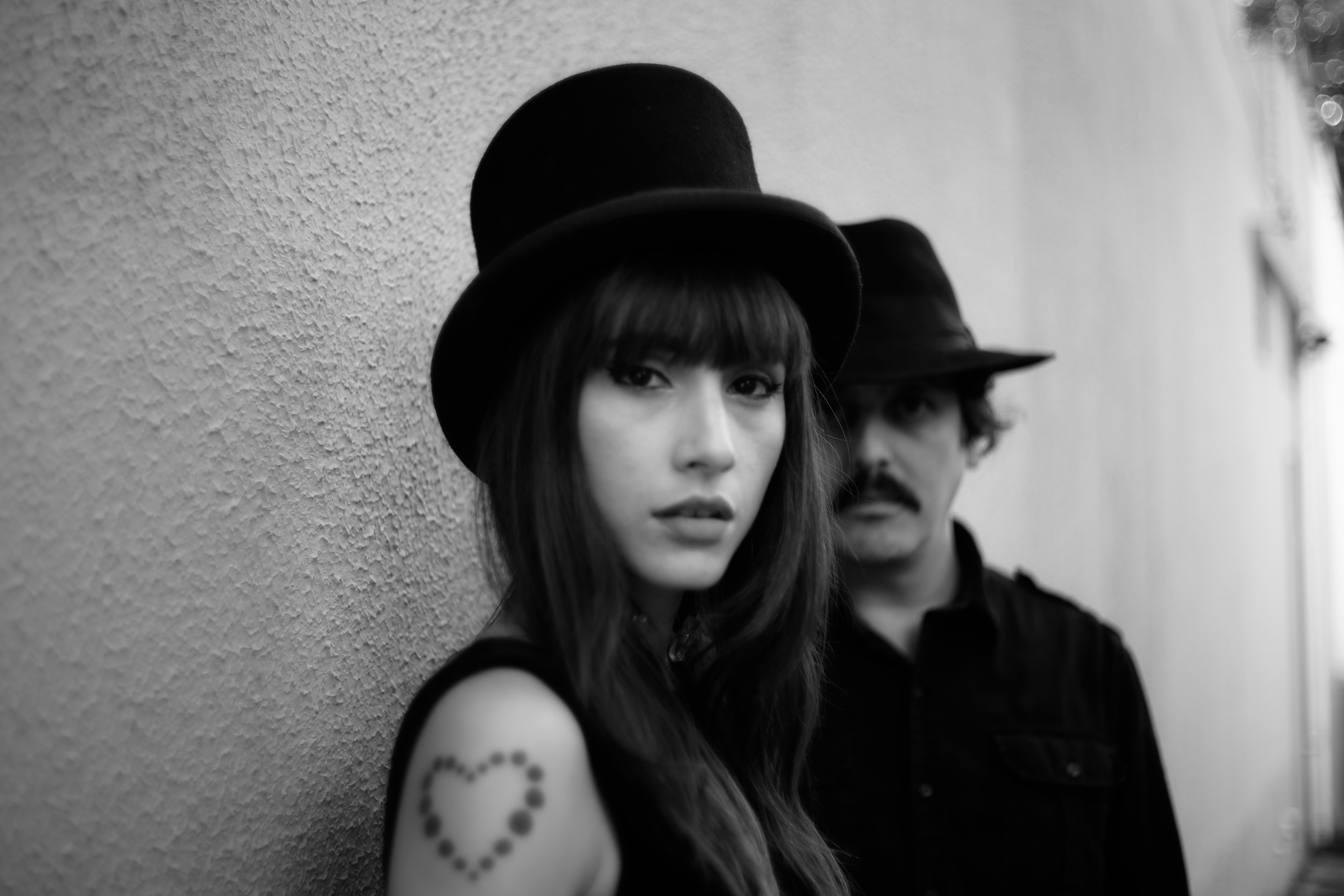 LiaDanielWallBWbehind